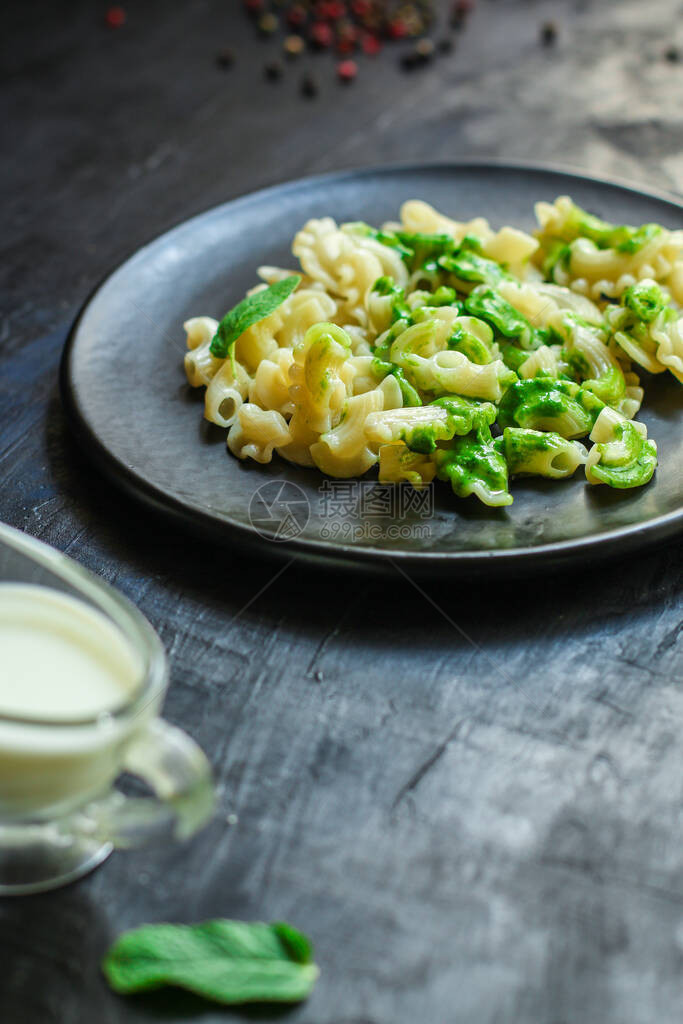 意大利面crestedigalli绿酱薄荷香蒜酱菜单概念健康饮食物背景顶视图复制空间图片