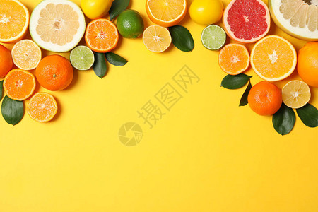 黄背景的果汁柑橘水果和叶图片