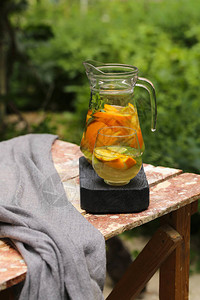 野餐用水壶里的自制柠檬水图片