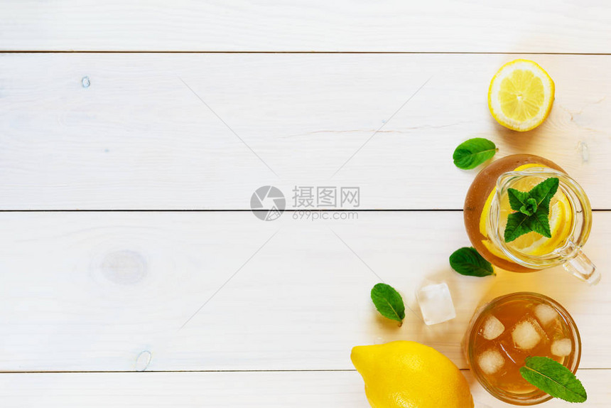 用柠檬冰和薄荷装在木制桌上的Kombucha顶端视图片