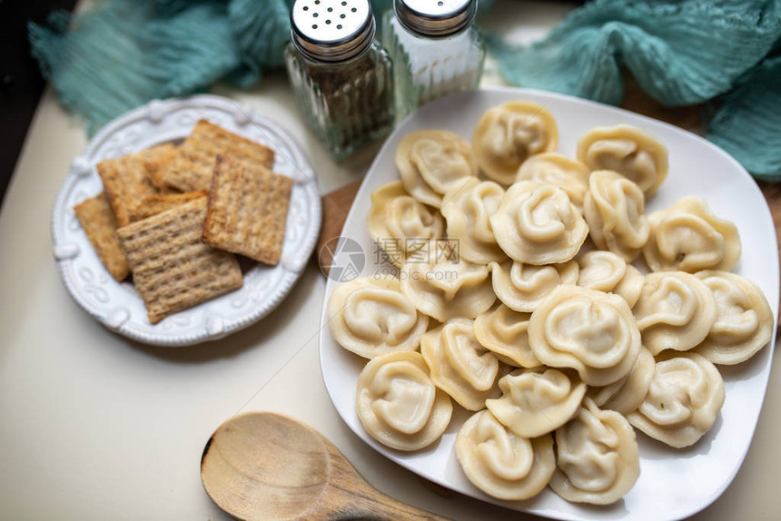 俄罗斯饺子或肉饺子传统的家庭菜图片