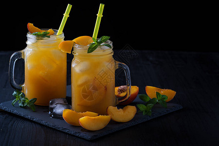桃子鸡尾酒或茶有冰和薄荷图片