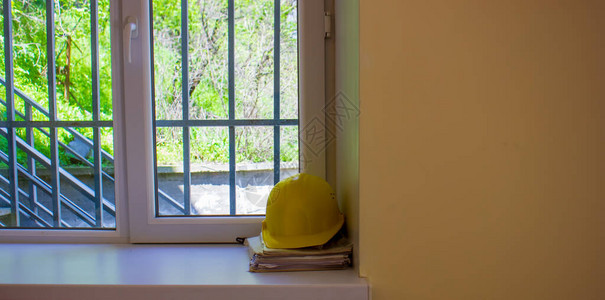 窗台上的黄色头盔图片