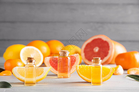 桌上的柑橘精油瓶图片