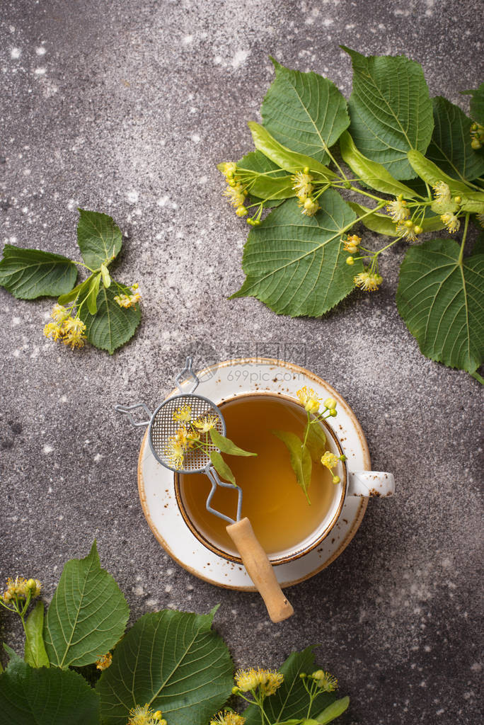 灰色背景中杯健康的热菩提茶图片