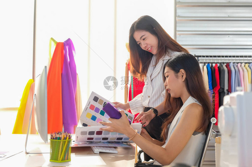 从事工作的亚洲妇女是时装图片