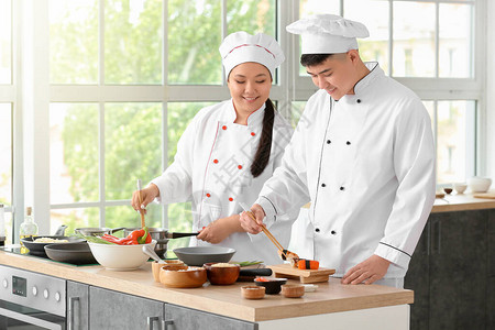 亚洲厨师一起在厨房做饭图片