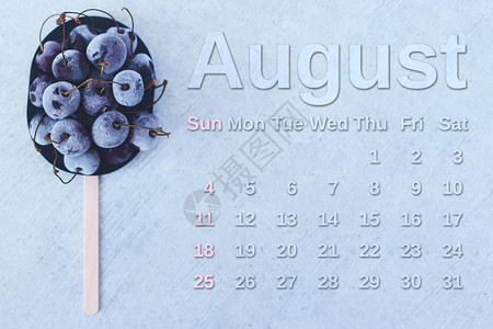 8月日历冰冻甜樱桃堆放着8月日历夏季食物背图片