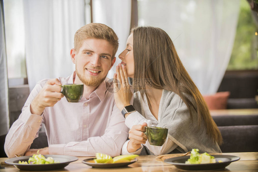 吃茶和沙拉的年轻夫妇图片
