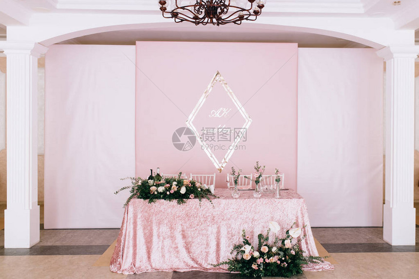 在婚礼招待会上用粉色桌布和粉红色桌布摆在桌边的图片