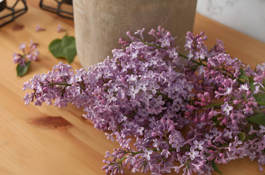 木桌上美丽的丁香花特写图片