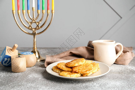 餐桌上Hanukkah的门诺拉马铃薯图片