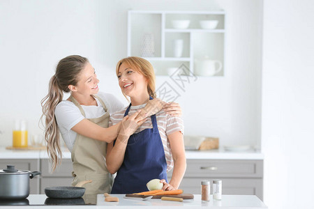 年轻女子和她妈一起在做饭图片