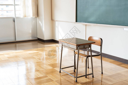 一张日本小学教室的黑板和书桌图片