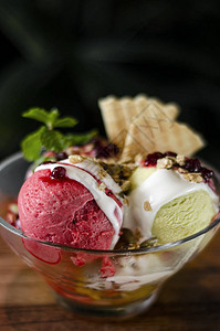 草莓和冰淇淋冰激凌圣代甜点背景图片