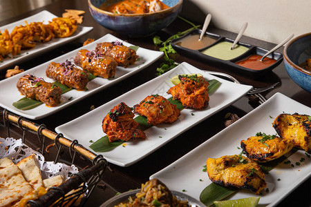 餐桌上摆放不同的印度菜盘图片