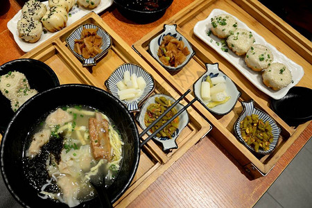 广州餐桌上的典型中餐一碗面条和排骨汤辣味小吃豆大蒜和图片