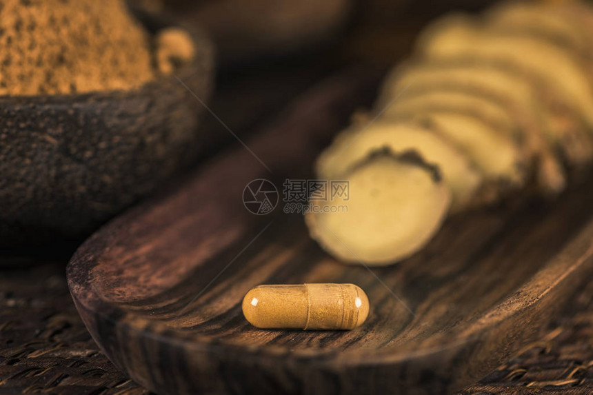 姜树草补充胶囊姜汁地面香料粉和桌上新鲜切片根预防炎图片