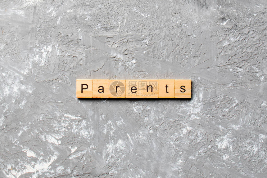 父母字写在木块上父母在水泥桌上为您的设计图片