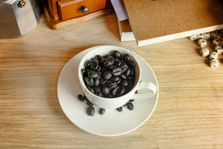 用于咖啡的木制表格上的咖啡旧图片