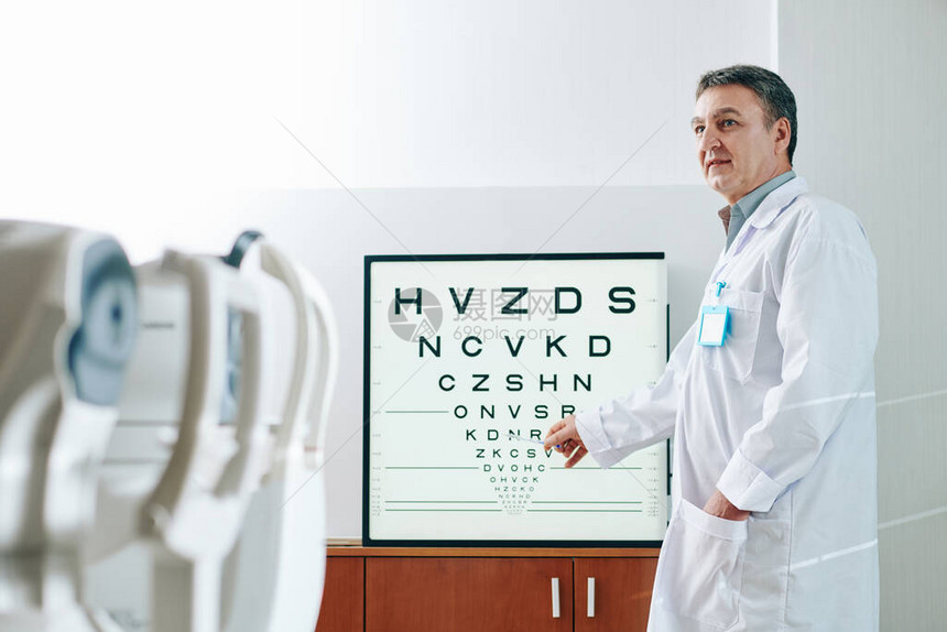 在检查诊所病人的视力时图片