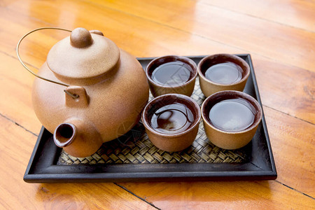 竹盘上的亚洲茶具图片