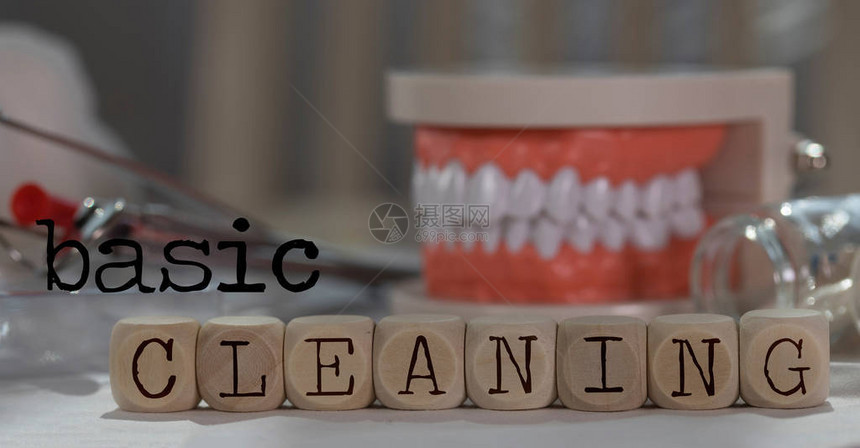 BasicCleaning由木骰子药片文件笔背景中的人图片