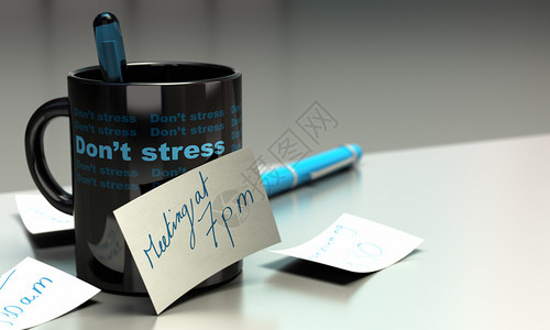 7点的文本会议上粘着字条的Mug在它写成的杯子上不要压力图片