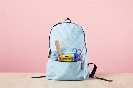 蓝色中学生背包和用粉红色隔离图片