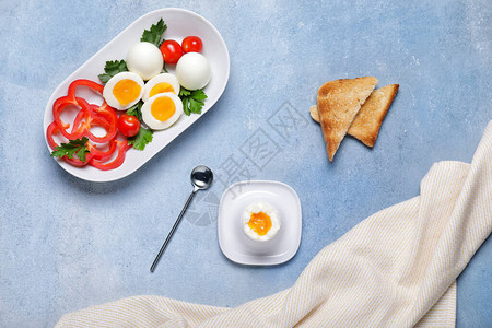新鲜煮熟鸡蛋蔬菜和烤面图片