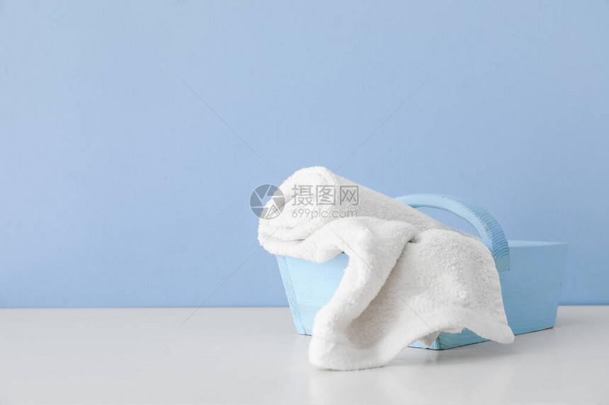 桌子上放着干净毛巾的篮子图片