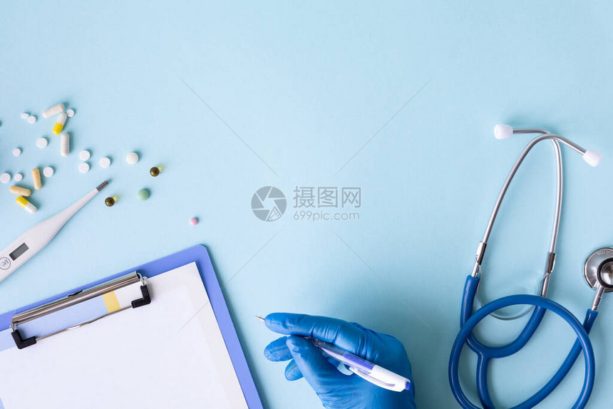 蓝色背景的医学概念听诊器药丸平板药片注图片