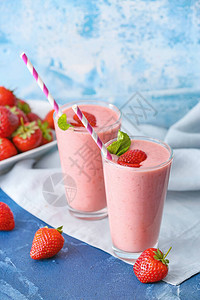 彩色背景上一杯美味的草莓冰沙图片