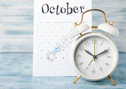 日历上标有日期和闹钟截止日期概念图片