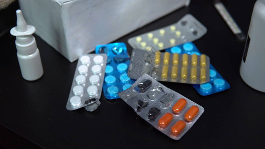 桌子上的药品桌子上摆着不同颜色的治疗疾病的图片