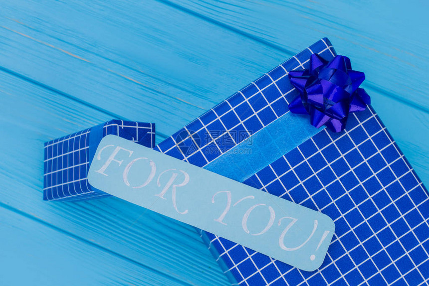 蓝色礼物盒和你的笔记顶级风图片