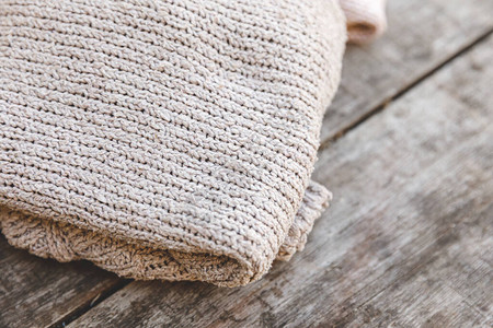 秋或冬季背景木制桌上堆叠着舒适的编织毛衣Hygge情绪图片