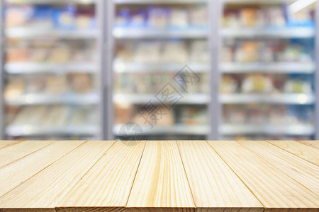 带有超市商业冰箱柜的木桌显示冷冻食品图片