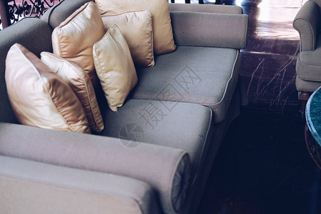 客厅沙发上的米色枕头家庭公寓内部图片