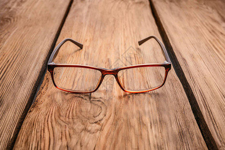 木桌上的时尚眼镜背景图片