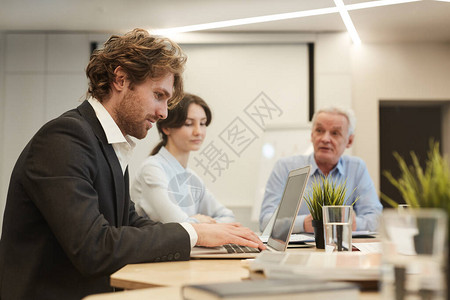 在室内白色会议室复制空间使用笔记本电脑装假会议图片