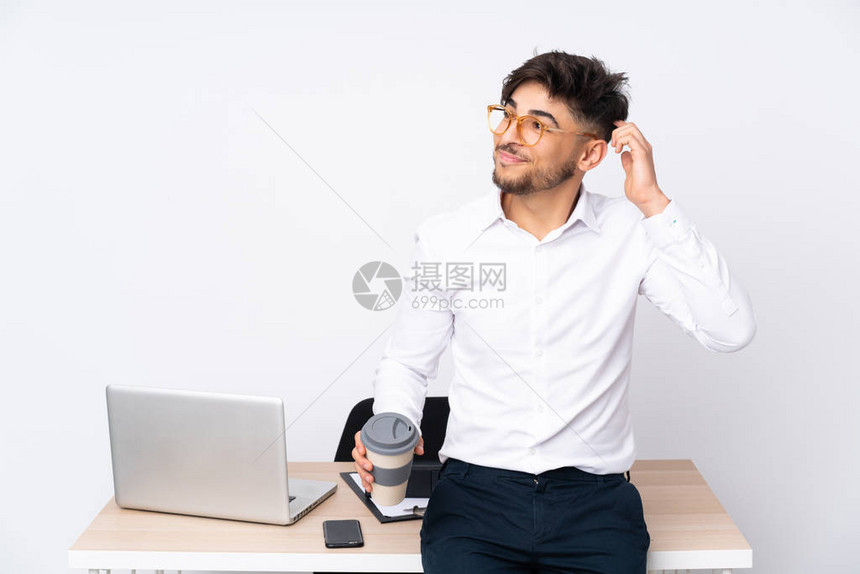 阿拉伯男子在一间办公室中被孤立于白种背景的白人背景图片