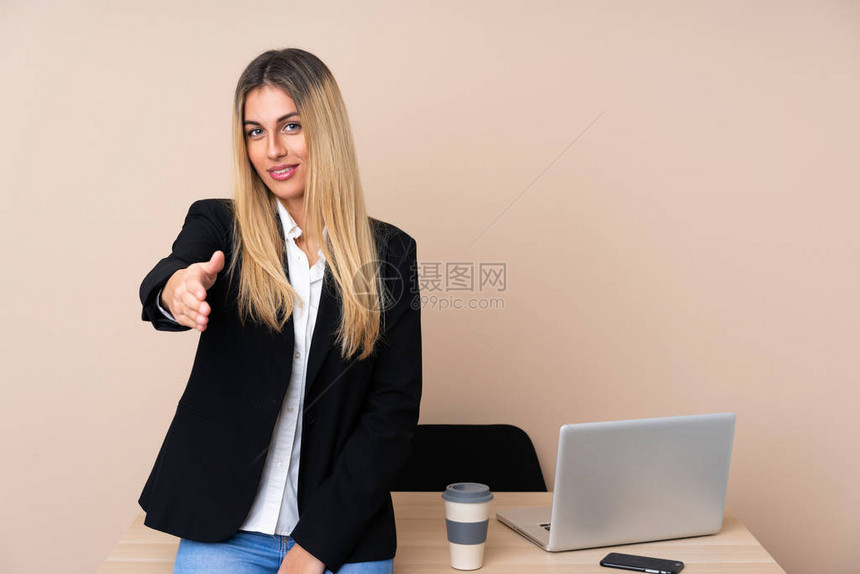 年轻商业女青年在办公室工作在图片