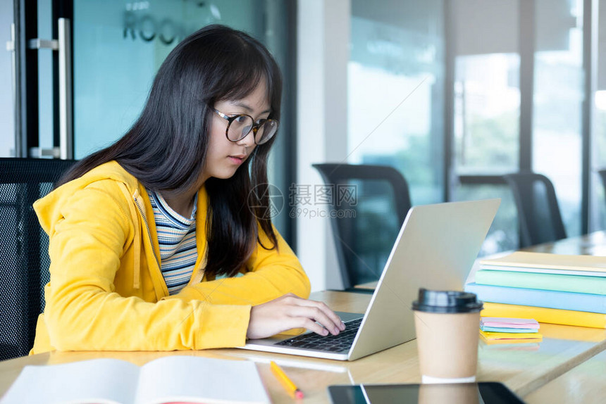 使用计算机和移动设备在线的年轻拼贴学生教图片