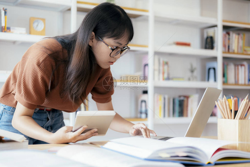 使用计算机和移动设备在线学习的年轻拼贴学生教图片