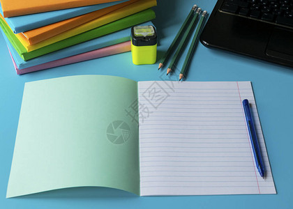 远程学习的概念一堆书笔记本铅笔手机在线学习图片
