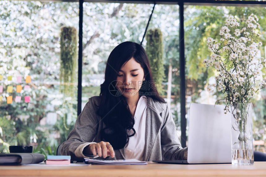 亚洲女商人在工作场所使用电脑女在办公室处理商业计划报告文件年轻女企业家分析会计市场数据财务顾问与桌图片