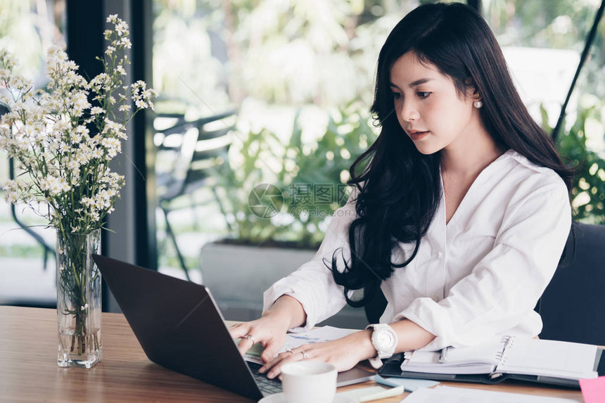 亚洲女商人在工作场所使用电脑创业女在办公室处理商业计划报告文件年轻女企业家分析会计市场数据财务顾问与桌图片