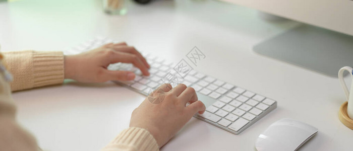 在办公室白办公室服务台电脑键盘上打字的女雇员被裁图片