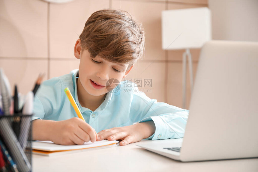 在家学习的可爱小男孩网上教育图片